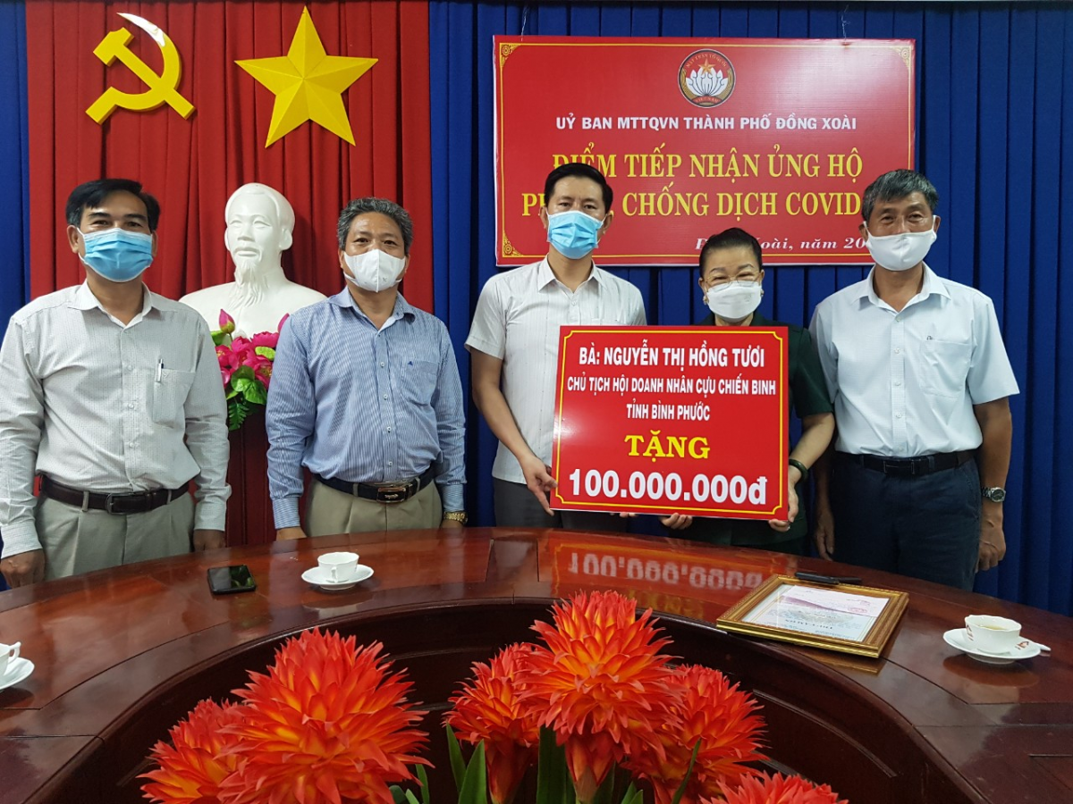 Doanh nhân CCB Nguyễn Thị Hồng Tươi ủng hộ Quỹ phòng, chống dịch T.P Đồng Xoài 100 triệu đồng.