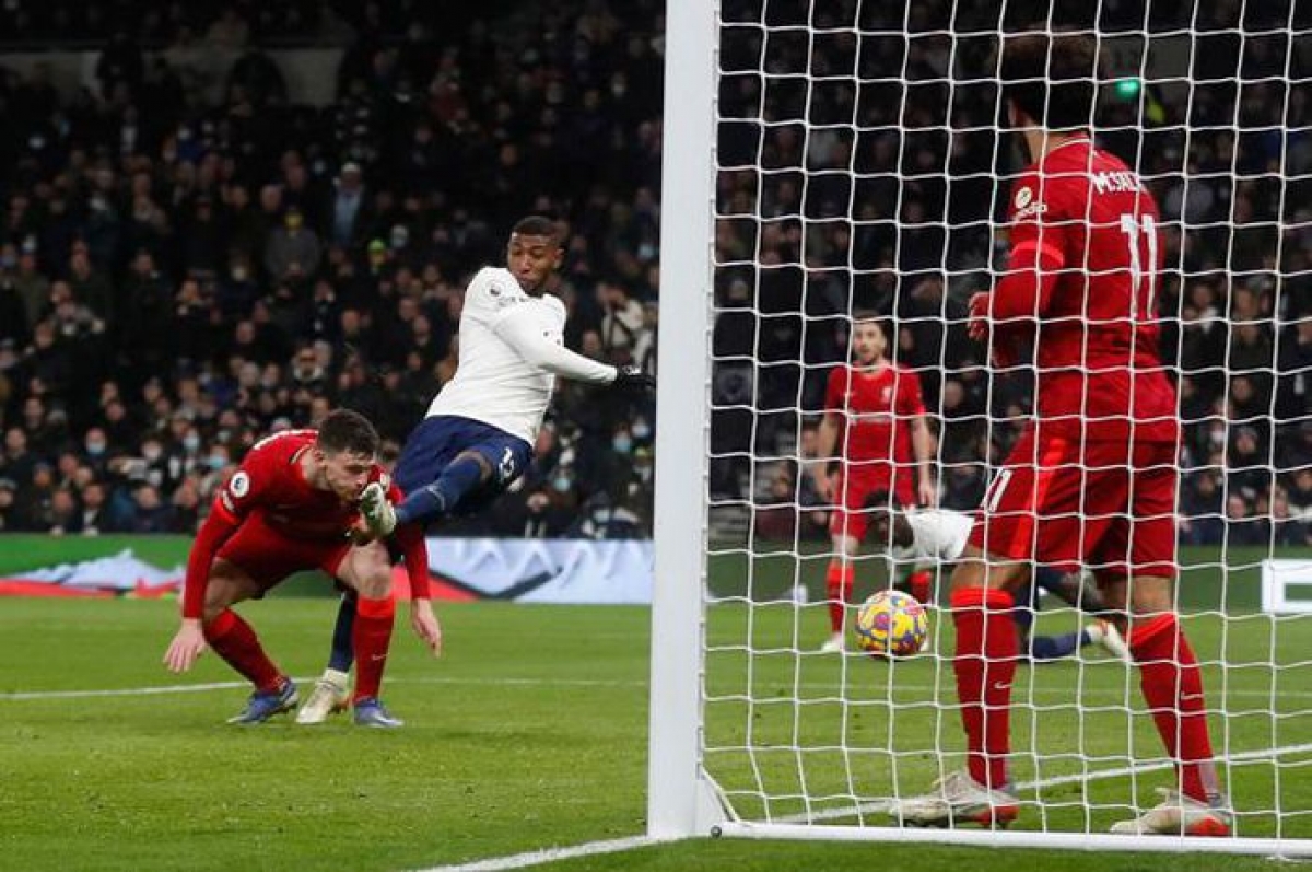 Andrew Robertson giúp Liverpool dẫn ngược lại Tottenham (Ảnh: Internet)