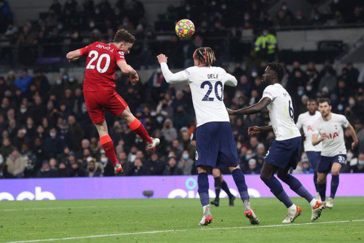Diogo Jota dùng đầu gỡ hòa 1-1 cho Liverpool (Ảnh: Internet)