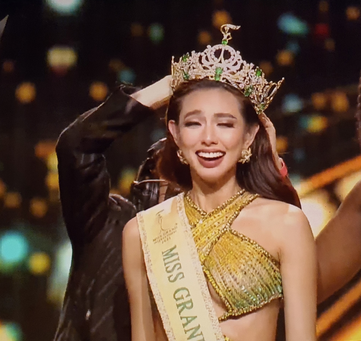 Với những màn thể hiện xuất sắc, Thùy Tiên vượt qua gần 60 thí sinh từ khắp các quốc gia để đăng quang ngôi vị Hoa hậu Hòa bình Miss Grand International 2021