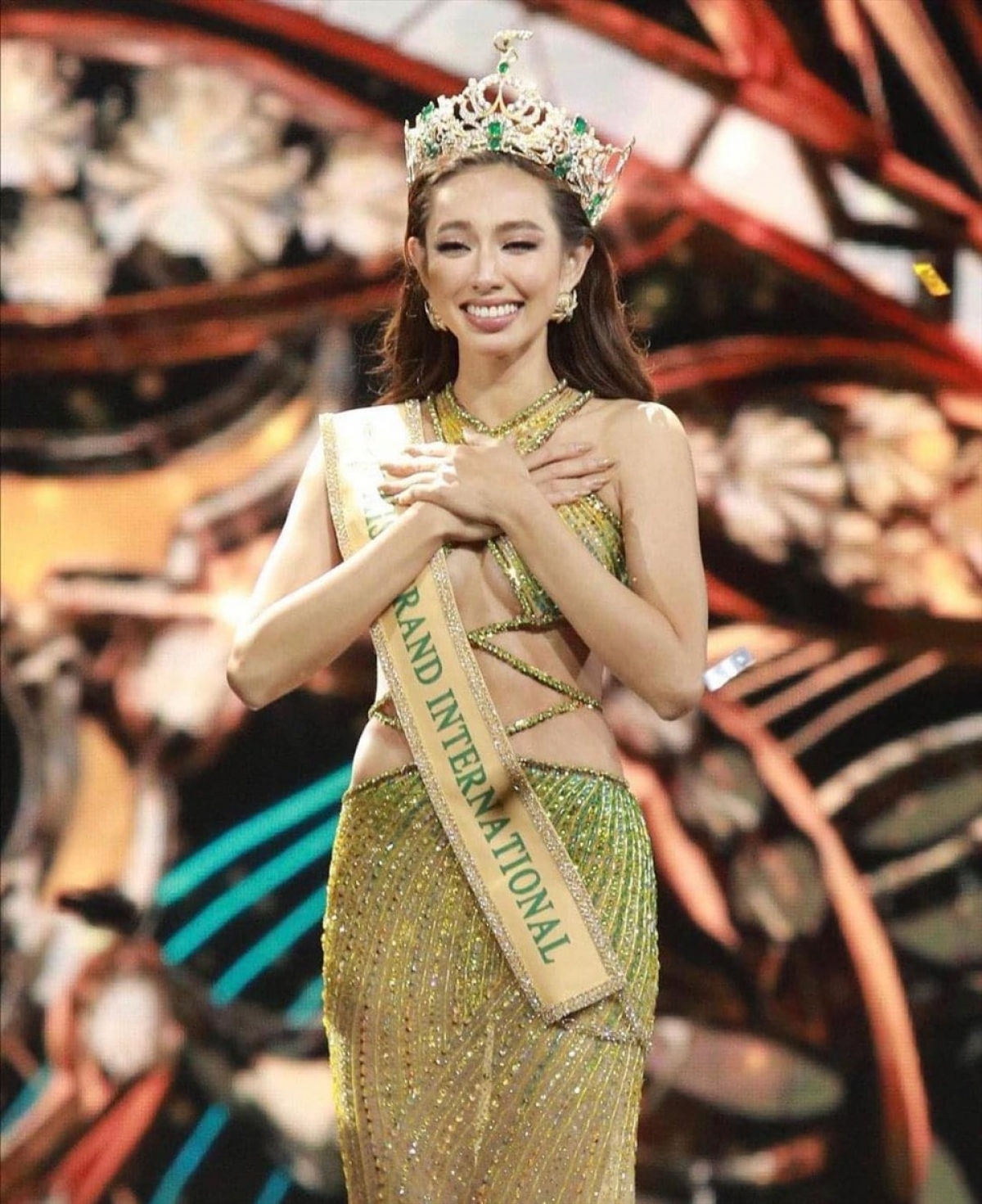 Còn đây là hình ảnh Nguyễn Thúc Thùy Tiên trong đêm đăng quang Miss Grand International 2021. Nhìn hình ảnh cô hiện tại, chúng ta cũng có thể hiểu cô bé đã tiến xa như thế nào