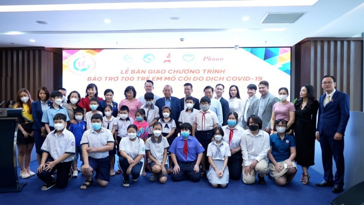Nguyên Phó Thủ tướng thường trực Trương Hòa Bình,  các hội viên Hội Doanh nhân trẻ Việt Nam và các cháu tại buổi lễ nhận bảo trợ các cháu mồ côi do COVID-19 tại TPHCM