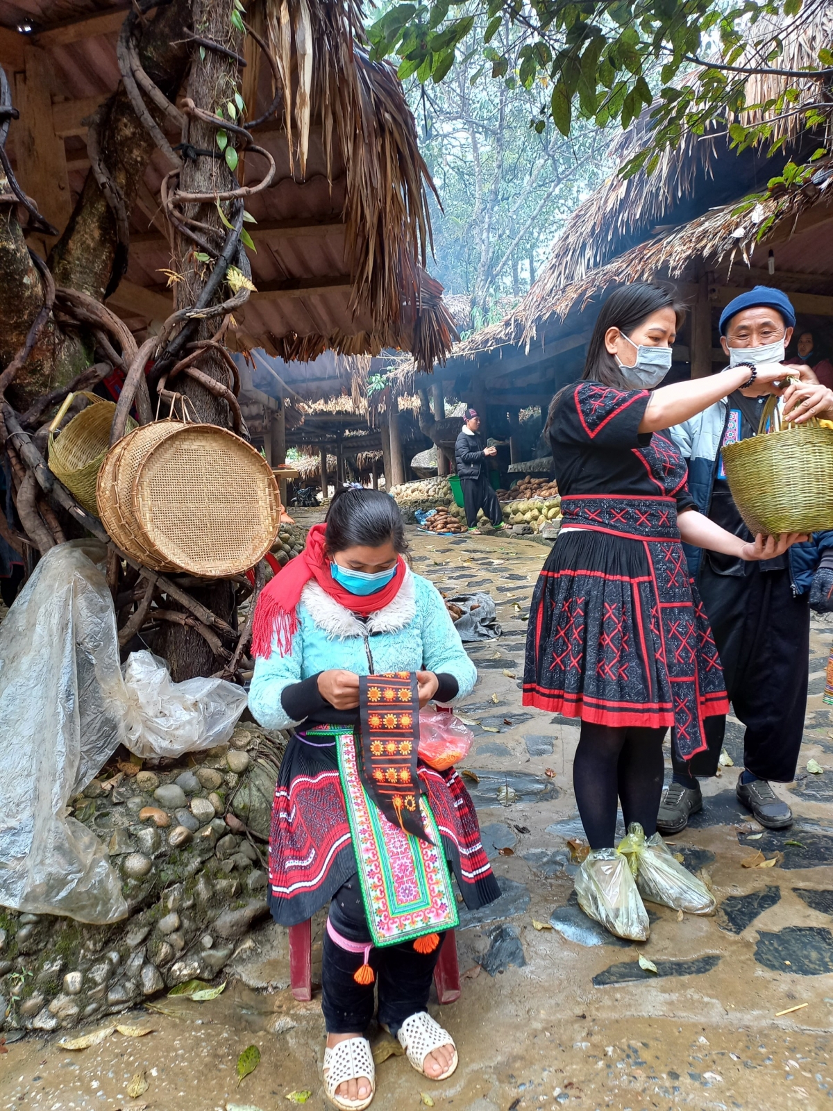 Các tiểu thương ngồi ngay ở chợ thêu tay những sản phẩm như mũ, khăn... để bán cho du khách.
 