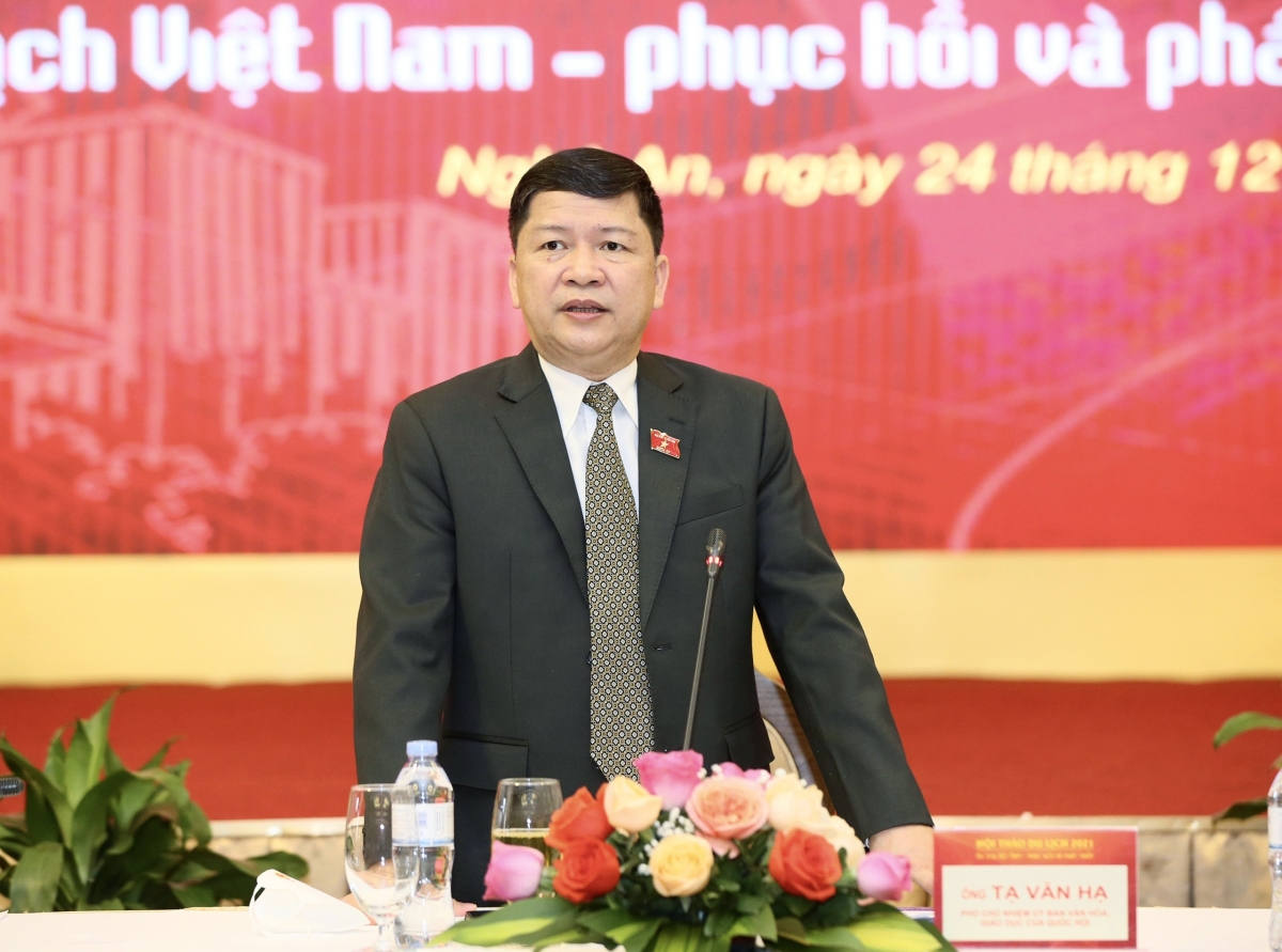 Ông Tạ Văn Hạ - Phó Chủ nhiệm Ủy ban Văn hóa, Giáo dục của Quốc hội phát biểu tại họp báo
