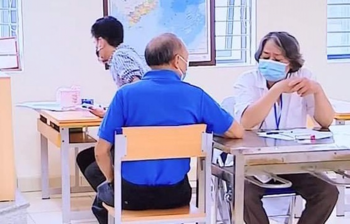 Bác sỹ Nguyễn Tường Phượng, Trạm trưởng trạm y tế phường Vĩnh Phúc, Ba Đình, Hà Nội (người đầu tiên bên phải)