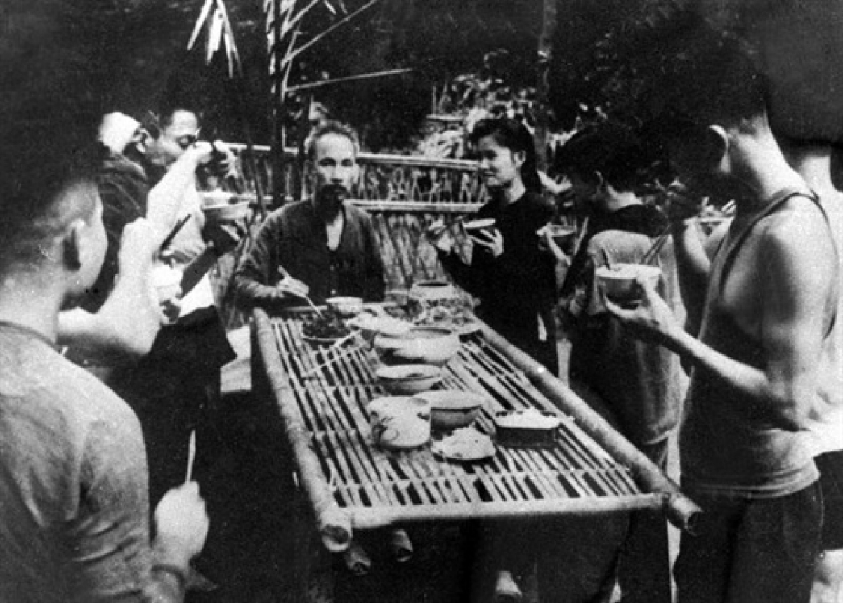 Chủ tịch Hồ Chí Minh trong một bữa cơm cùng đồng bào, chiến sỹ tại chiến khu Việt Bắc thời kỳ kháng chiến chống Pháp