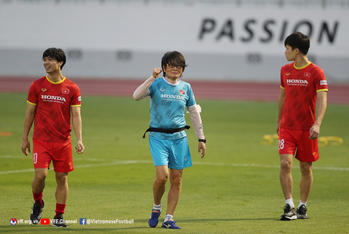 Bác sỹ Choi Ju-young cùng các tuyển thủ Việt Nam trong đợt tập huấn trước AFF Cup