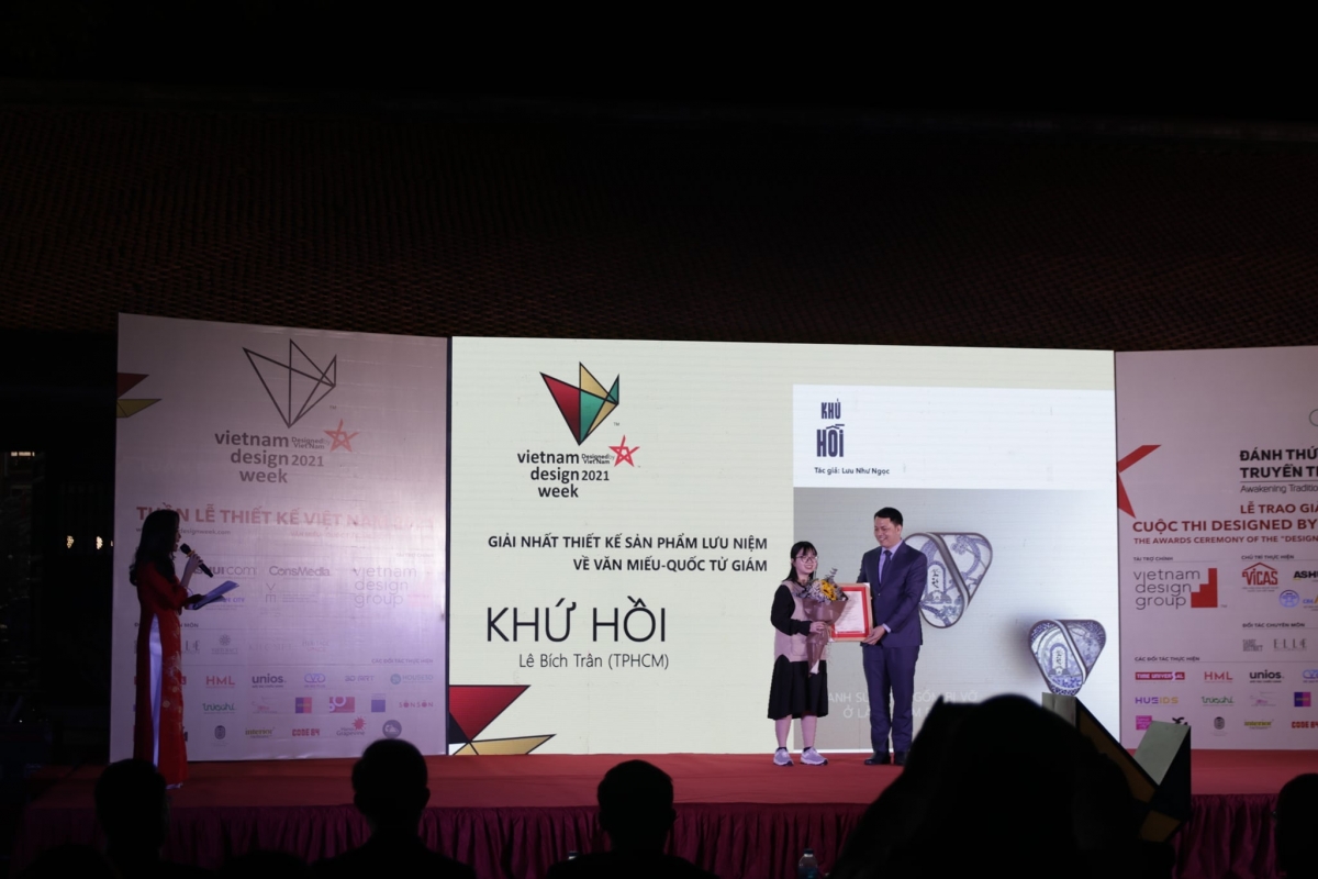 TS Lê Xuân Kiêu trao giải Nhất "Thiết kế sản phẩm lưu niệm về Văn Miếu - Quốc Tử Giám” cho tác giả Lưu Như Ngọc