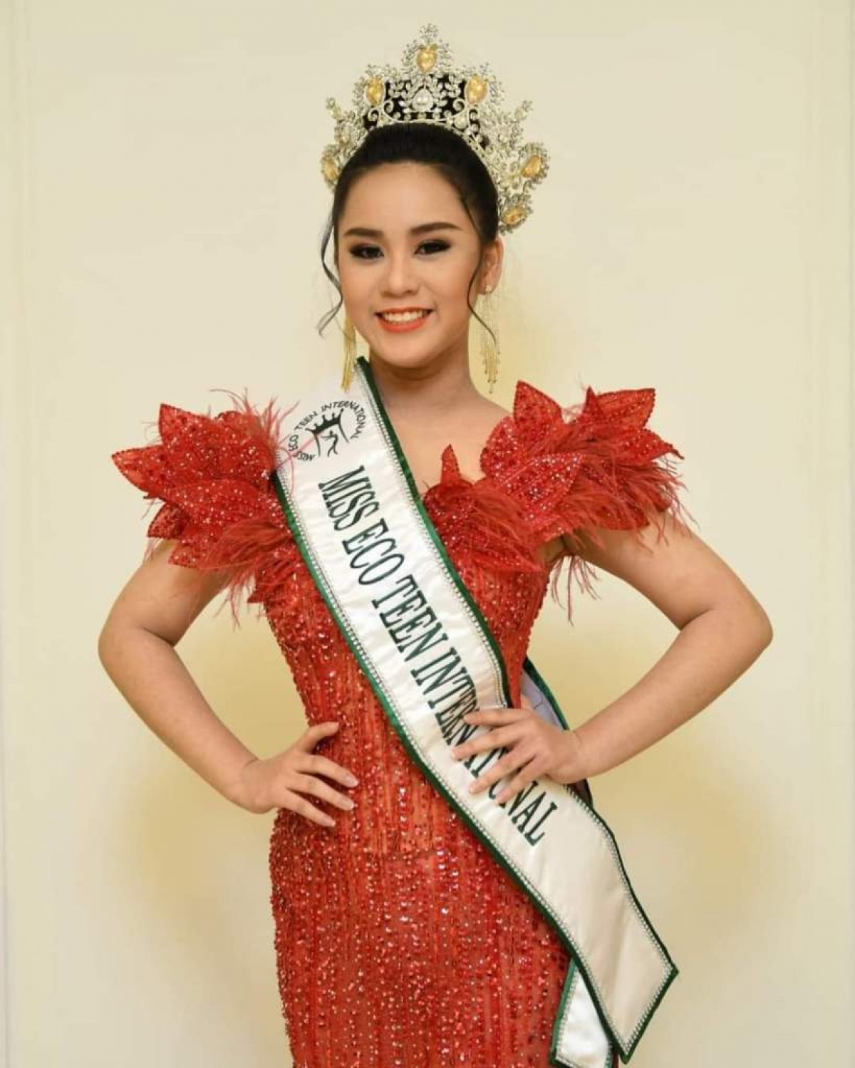 Vượt qua nhiều thí sinh lớn tuổi hơn, Vũ Huyền Diệu (Bella Vũ) đăng quang ngôi vị Miss Eco Teen International 2021.