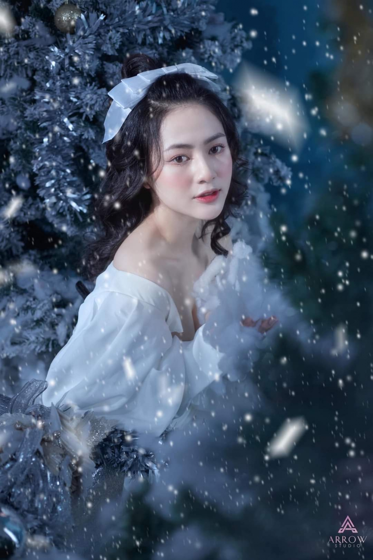 Trong bộ ảnh mới, Việt Hoa chọn style "nàng thơ". Cô trang điểm đậm, váy trắng vai trần gợi cảm. Ảnh: FBNV.