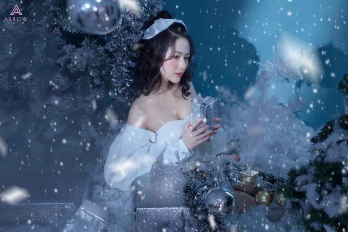 Màu váy trắng gợi cảm giác nữ diễn viên khoác lên mình lớp tuyết dày, đẹp mong manh đầy cảm xúc.