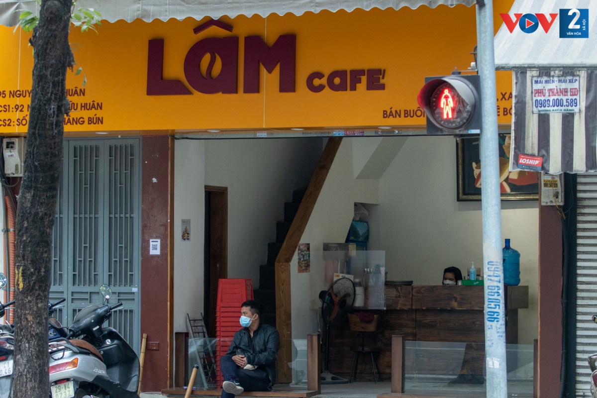 Quán cà phê trên phố Nguyễn Hữu Huân cũng nghiêm chỉnh chấp hành không bán hàng tại chỗ.