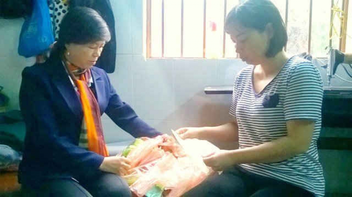 Hội phụ nữ phường Quảng Phú thu gom và phân loại túi nilon