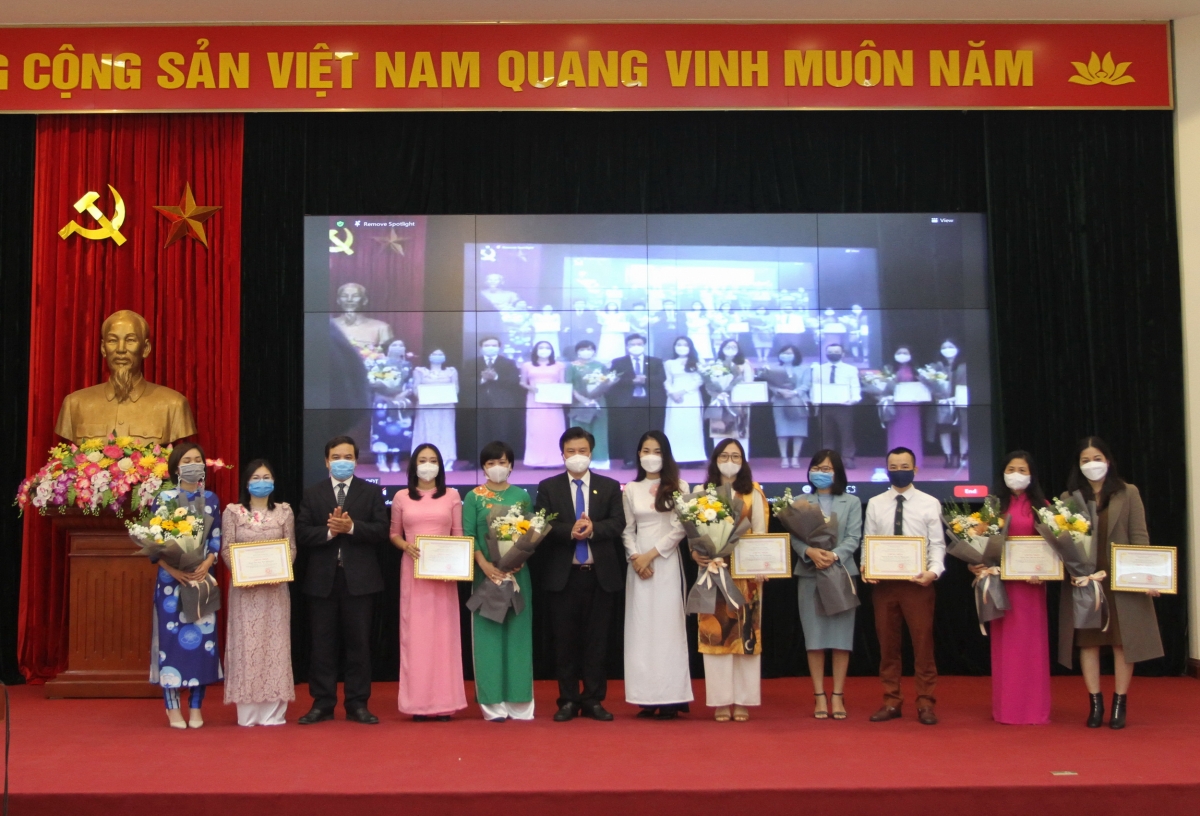 Thứ trưởng Bộ Giáo dục và Đào tạo Nguyễn Hữu Độ trao giải cho các tác giả, nhóm tác giả