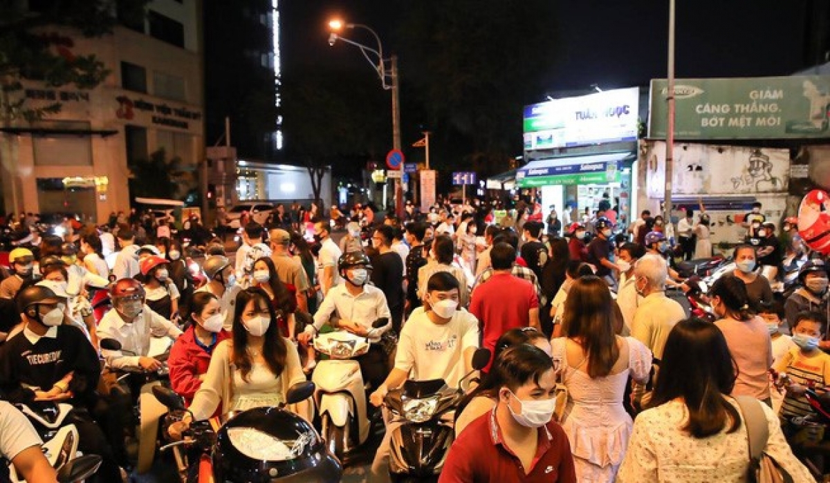 Dù có số ca F0 hàng ngày tăng cao nhất cả nước, nhưng đường phố Hà Nội vẫn đông đúc đêm Noel 24/12 vừa qua. Ảnh: kenh14.vn 