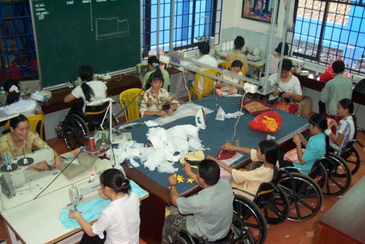 Người khuyết tật gặp nhiều khó khăn trong tiếp cận cơ hội học nghề và việc làm (Ảnh KT)