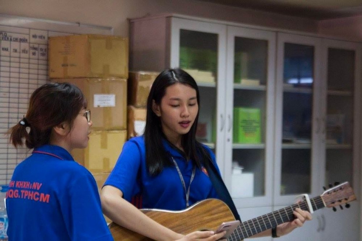Nàng hậu có rất nhiều tài lẻ. Thùy Tiên có thể vừa chơi đàn guitar vừa hát khi sinh hoạt tại CLB guitar của trường