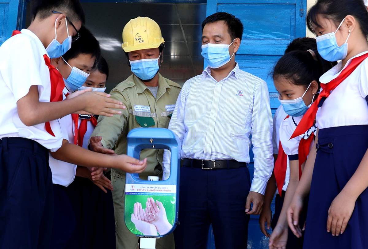 Ông Nguyễn Tuấn Tùng trao tặng máy sát khuẩn tự động cho thày trò trường tiểu học Ninh Lộc, huyện Ninh Hoà, tỉnh Khánh Hoà. (Ảnh: Ngọc Hà)