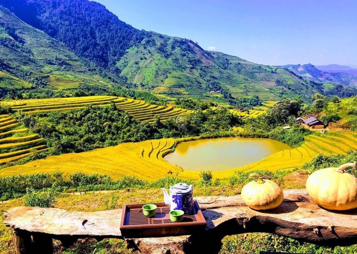 Bản Sin Suối Hồ nằm cách thành phố Lai Châu khoảng 30 km. Đến đây du khách sẽ được ngắm thung lũng đẹp như bức tranh giữa núi rừng...
 