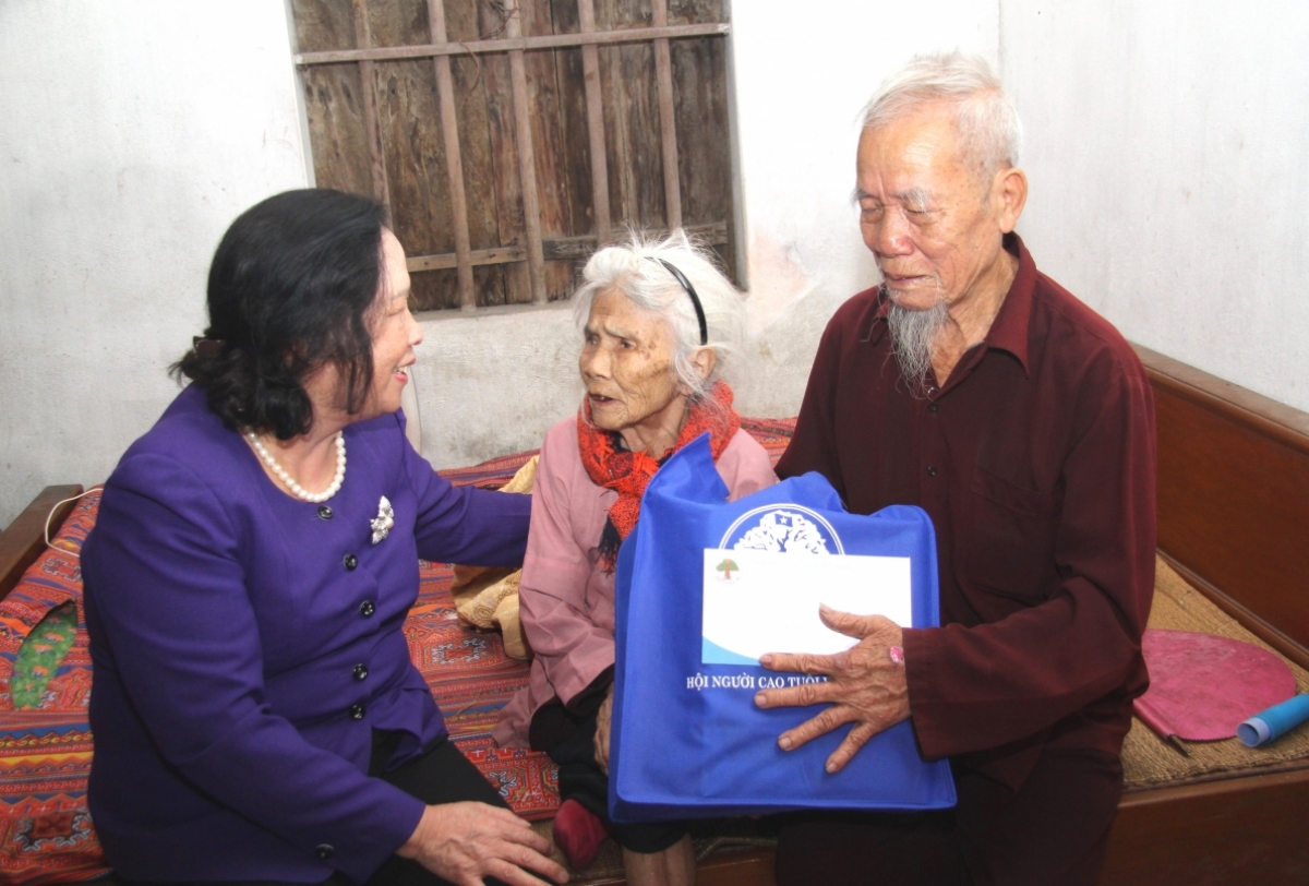 Bà Phạm Thị Hải Chuyển - Chủ tịch Hội NCT VN thăm và tặng quà cho gia đình khó khăn
ở Ninh Binh (Ảnh KT)