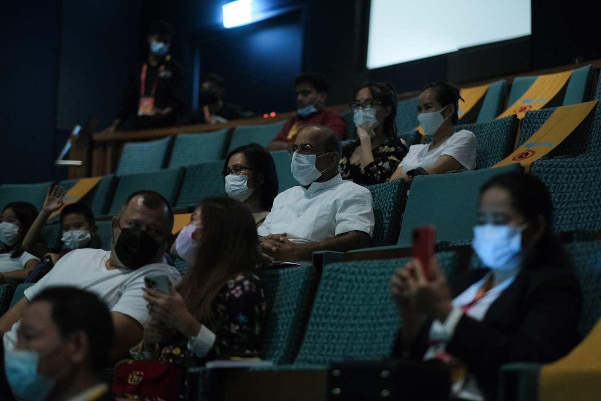 Khán giả tham dự Tuần phim Việt Nam tại Dubai đeo khẩu trang đầy đủ để phòng chống dịch Covid-19