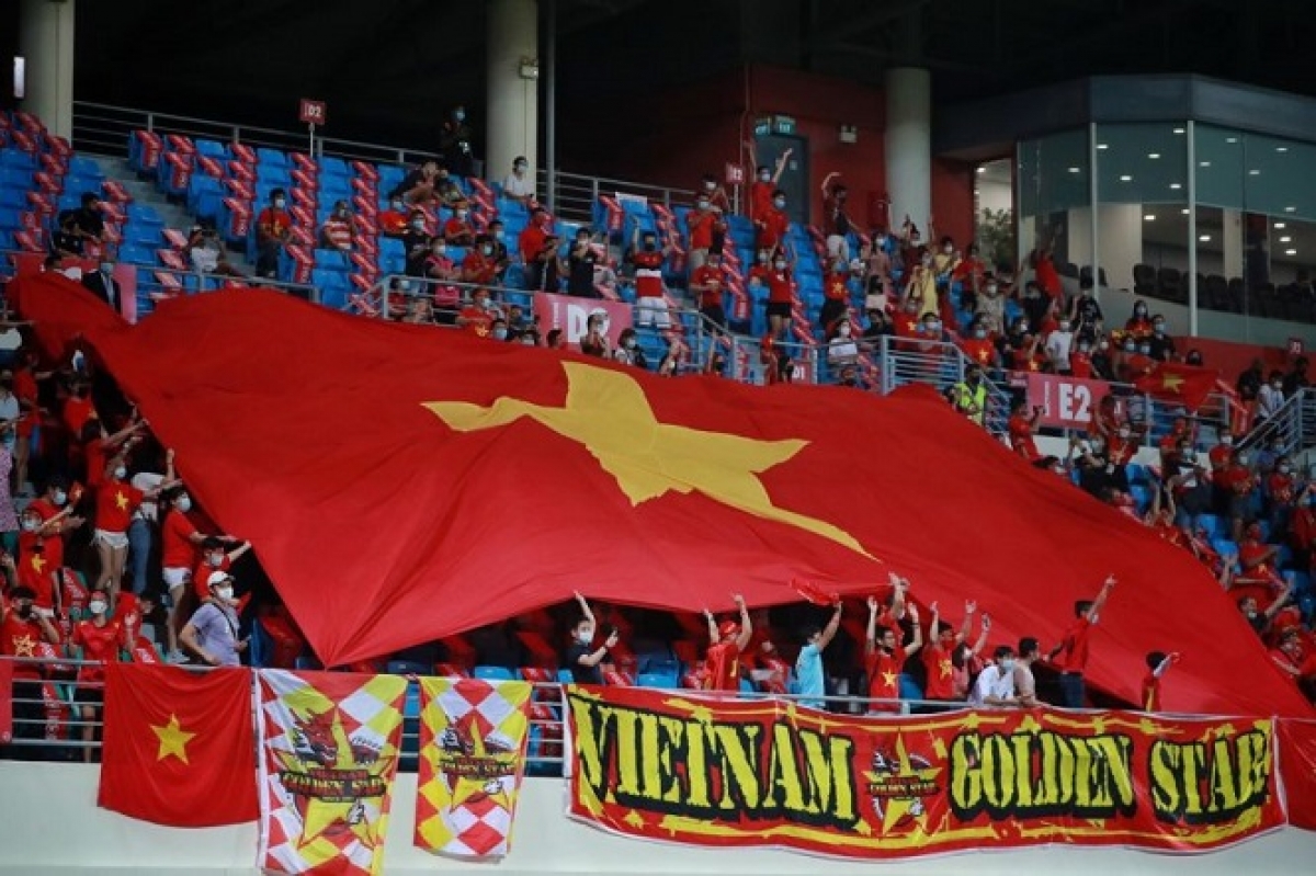 Người hâm mộ đã đến SVĐ Bishan để tiếp sức cho ĐT Việt Nam trong trận mở màn gặp ĐT Lào tại AFF Cup 2020. 