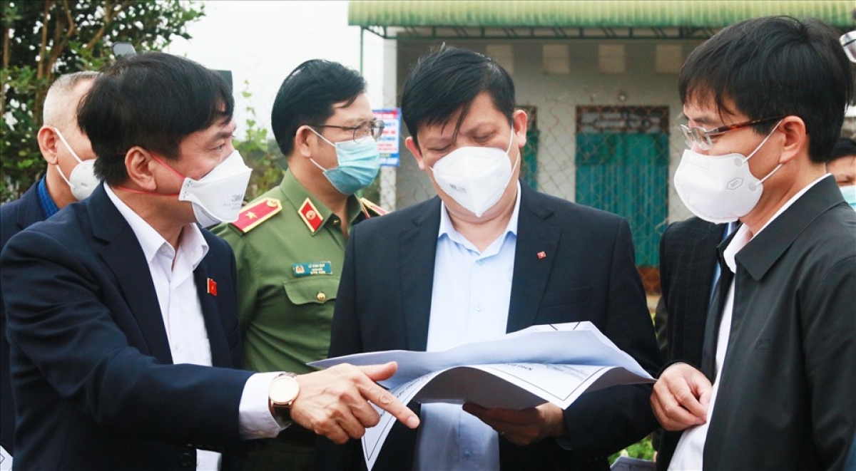 Bộ trưởng Nguyễn Thanh Long nghe lãnh đạo Sở Xây dựng tỉnh Đắk Lắk báo cáo về khu đất dự kiến xây dựng BVĐK Trung ương khu vực Tây Nguyên