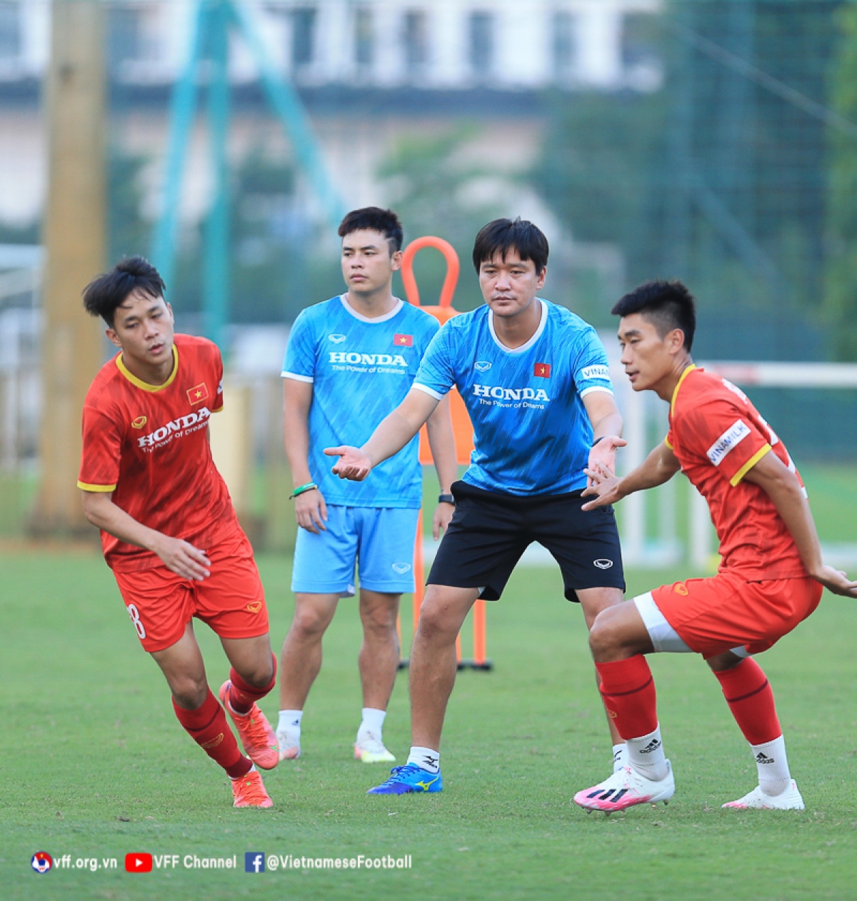 Trợ lý Kim Tae-min (quần đen) hướng dẫn các tuyển thủ Việt Nam