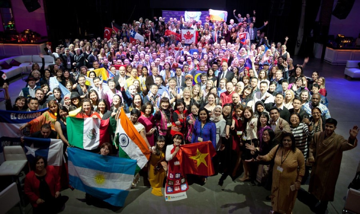 Cô giáo Nguyễn Thị Liễu và lá cờ tổ quốc tại cuộc thi Giáo viên sáng tạo toàn cầu 