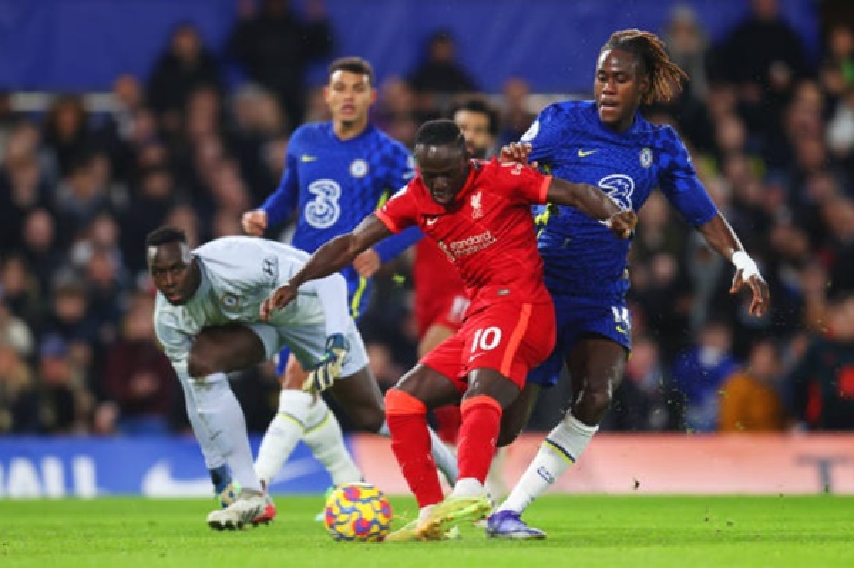 Sadio Mane vượt qua sự truy cản của các cầu thủ Chelsea và ghi bàn (Ảnh: Internet)