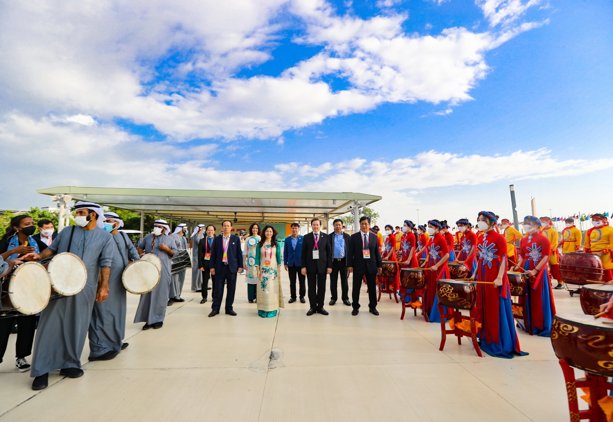 Nghi lễ mở cửa vô cùng sôi động với màn biểu diễn trống "Hào khí non sông" của đoàn trống hội đến từ Học viện Cảnh sát nhân dân và tiết mục trống truyền thống của các nghệ sĩ UAE