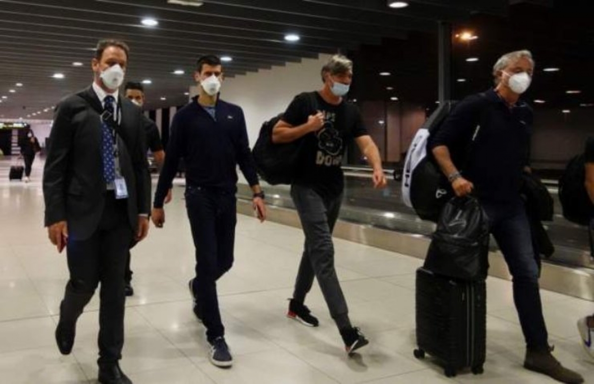 Cảnh sát Australia hộ tống Djokoviv ra sân bay (Ảnh: Internet)