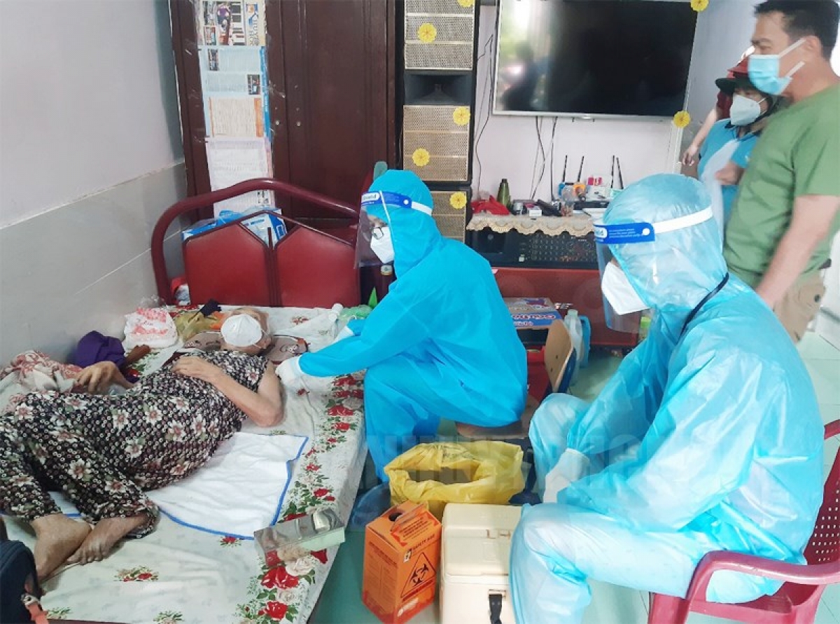Lực lượng y tế TP HCM tiêm vaccine phòng Covid-19 cho người dân tại nhà