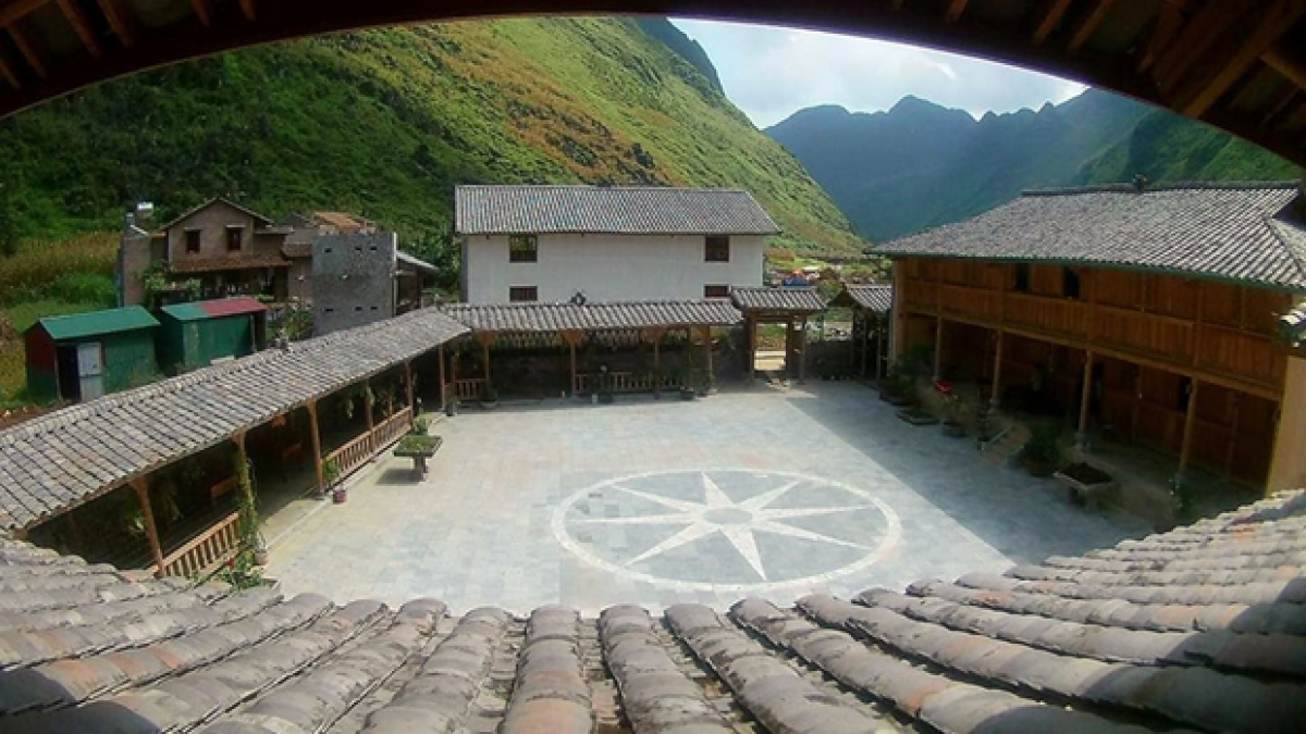 Đây là khu sân chơi được dùng làm nơi biểu diễn văn hóa, văn nghệ truyền thống của làng