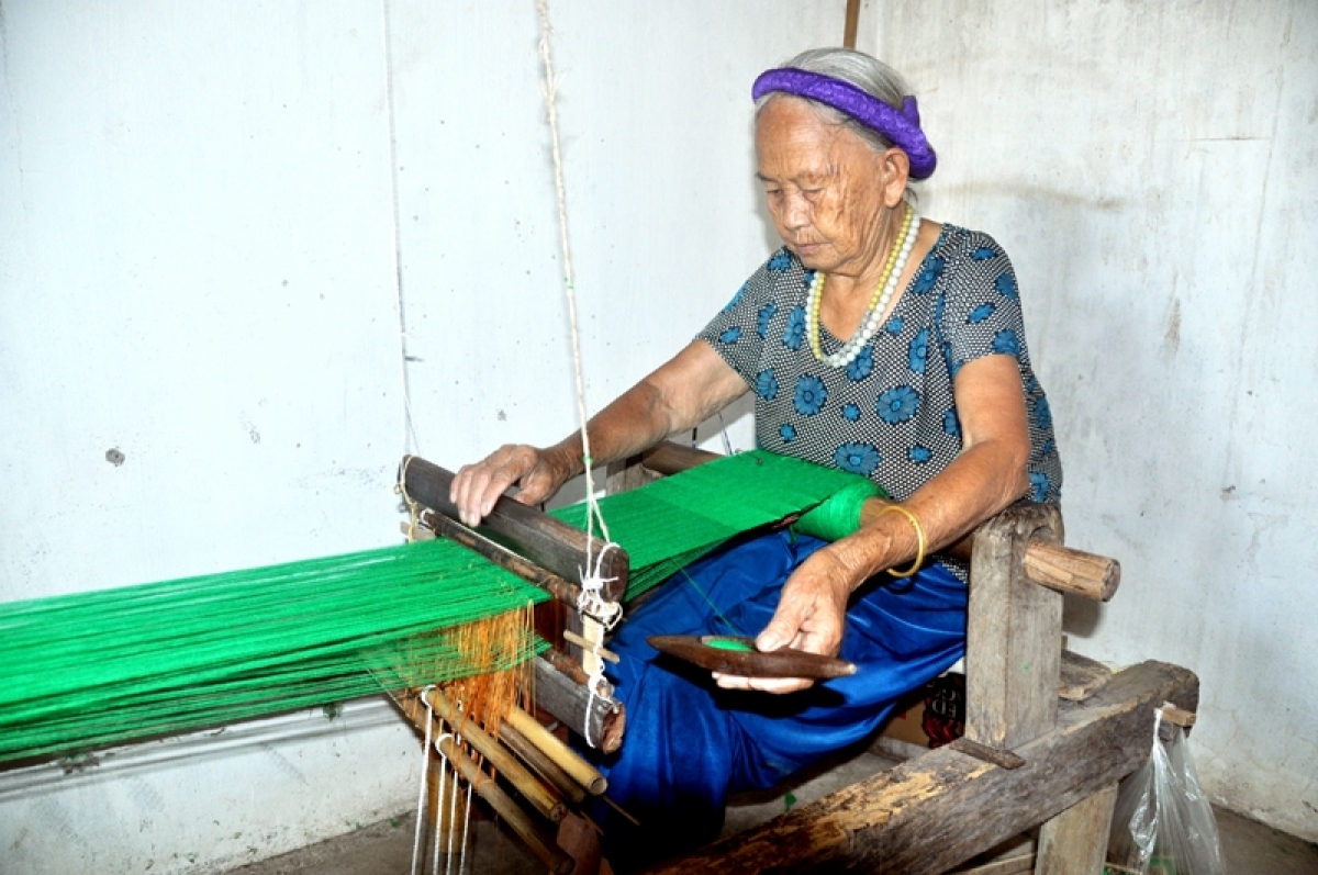 Cụ Lý Thị Chương, dân tộc Tày, đã 70 năm gắn bó với nghề dệt truyền thống.