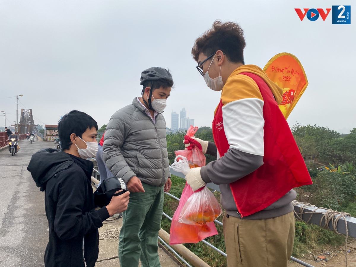 Để hạn chế ô nhiễm môi trường từ việc xả túi nylon, lư hương, bàn thờ... trong ngày tiễn ông Táo về trời, nhiều nhóm tình nguyện viên đã có mặt tại cầu Long Biên để hỗ trợ người dân thả cá đúng cách.