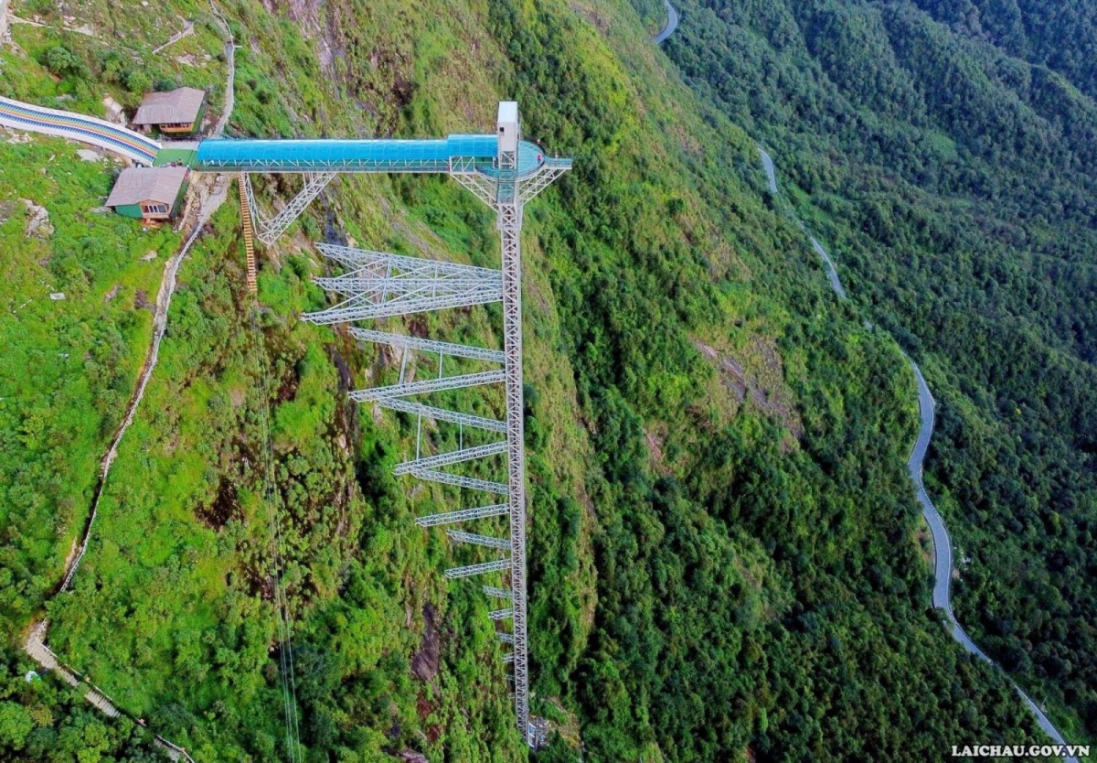 Để lên được cầu kính Rồng Mây, du khách sẽ được đi thang máy với độ cao 300 m, trong đó khoảng 80 m thang máy đi trong lòng núi. (Ảnh internet)