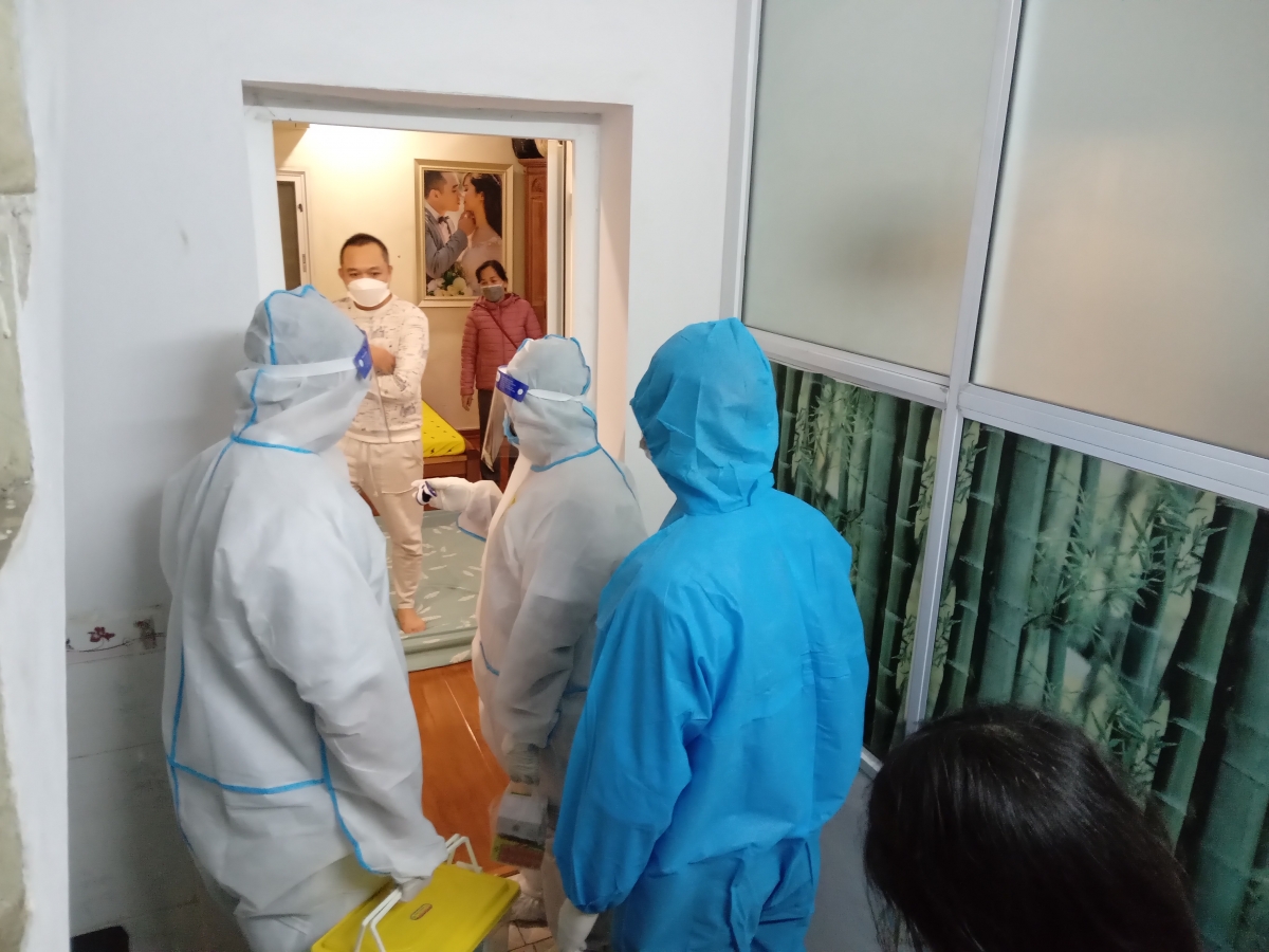 Sau 8 ngày, với sự hỗ trợ của y tế phường, anh Trần Hữu Vinh đã xét nghiệm âm tính 2 lần, sức khỏe ổn định