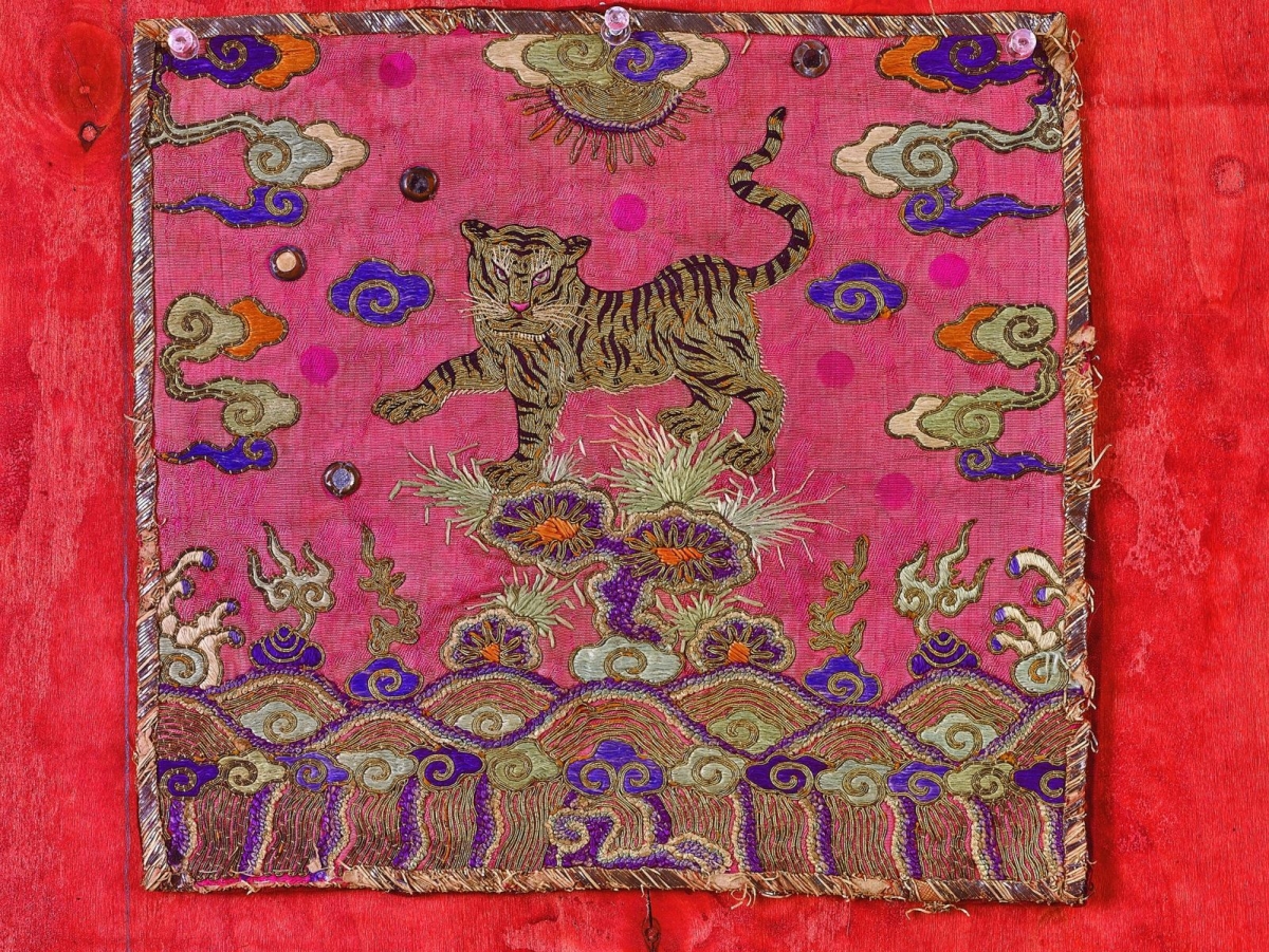 Thêu hình hổ, chất liệu vải, niên đại đầu thế kỷ 20. (Hiện vật của Bảo tàng LSQG)