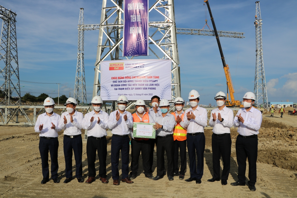 Lãnh đạo Tổng Công ty Truyền tải điện Quốc gia (EVNNPT) và Ban quản lý các công trình điện miền Trung (CPMB) tặng quà và động viện các bộ, công nhân trên công trường thi công dịp Tết