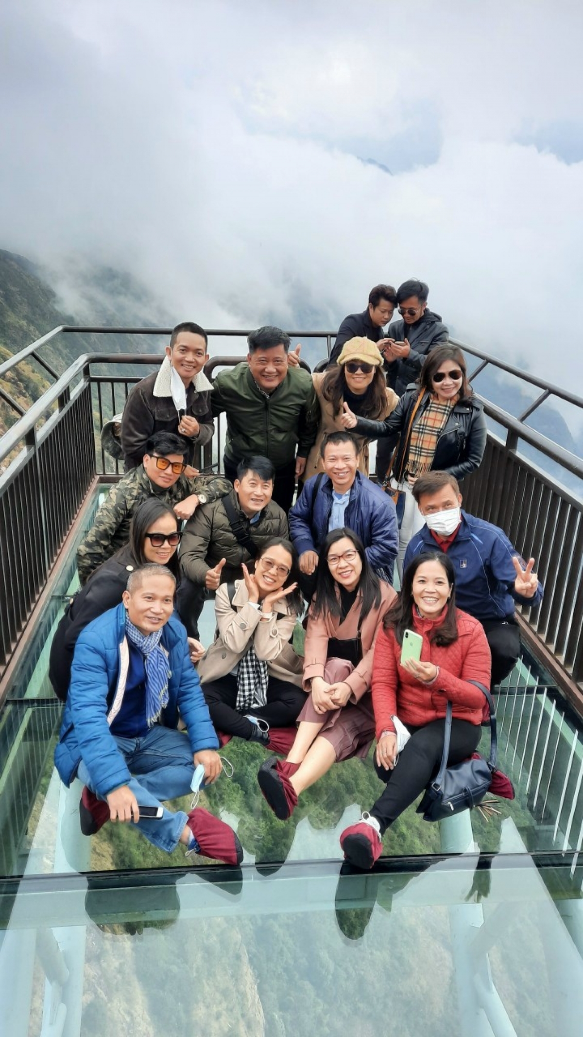 Nhiều du khách tranh thủ ghi lại những khoảnh khắc độc đáo từ cầu kính cao nhất Việt Nam