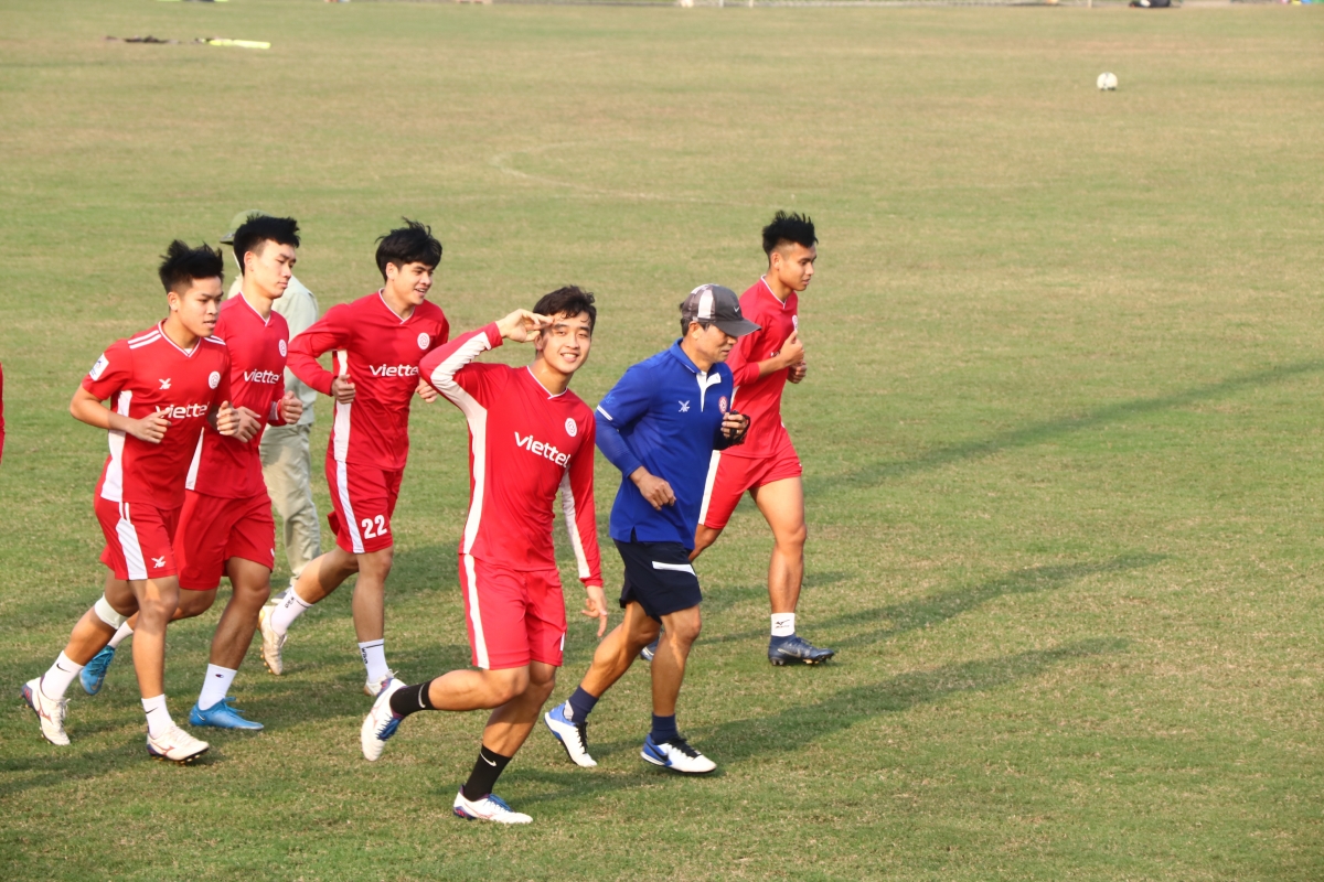 HLV Bae Jiwon và các cầu thủ CLB Viettel trong buổi tập đầu tiên