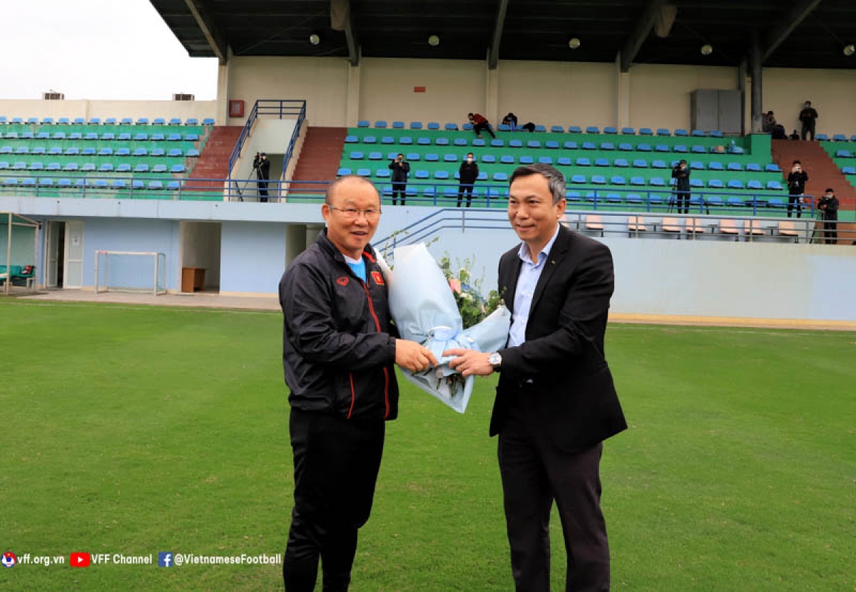 HLV Park Hang-seo tặng hoa chúc mừng Quyền Chủ tịch LĐBĐVN Trần Quốc Tuấn