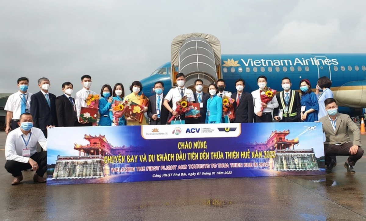 Lễ đón chuyến bay và du khách đầu tiên đến Thừa Thiên - Huế năm 2022