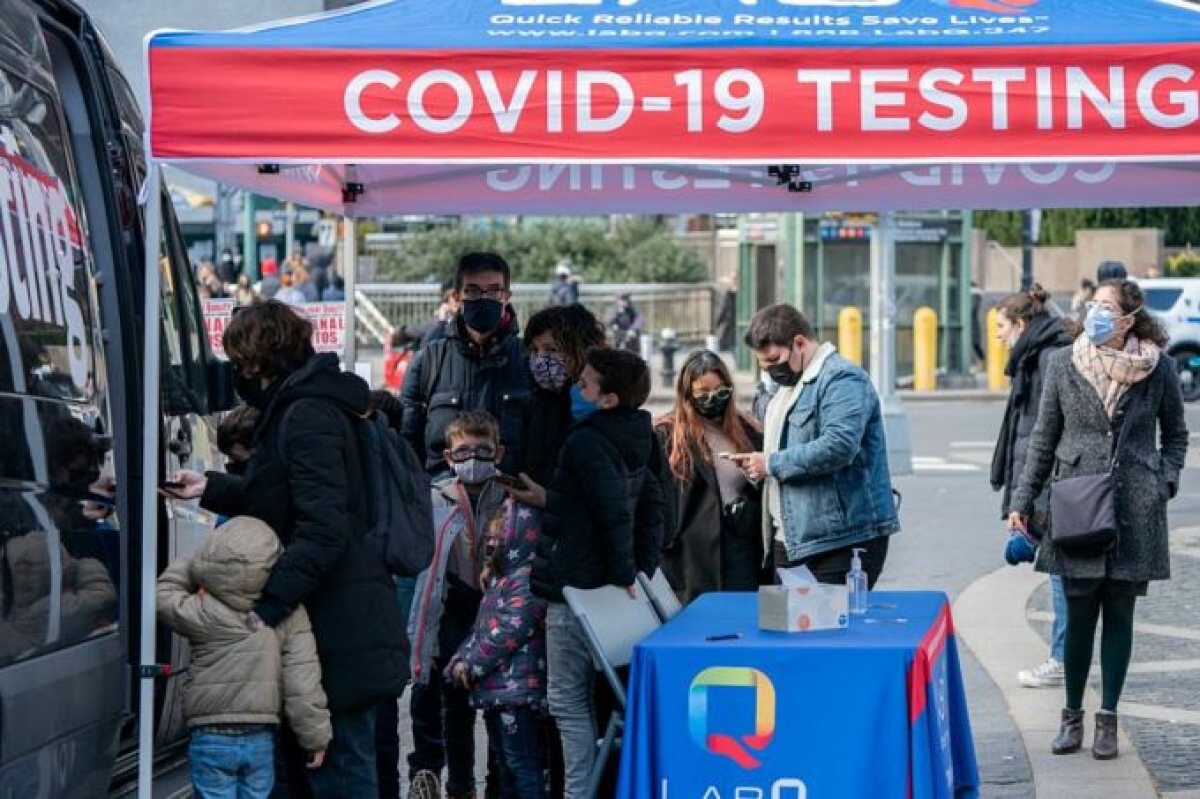 Người dân xếp hàng xét nghiệm Covid-19 tại New York, Mỹ