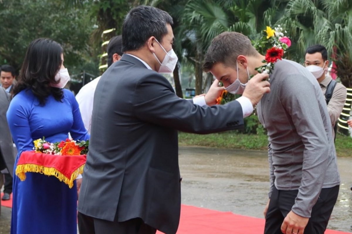 Giám đốc Sở Du lịch tỉnh Quảng Bình tặng hoa cho những du khách đầu tiên của năm 2022