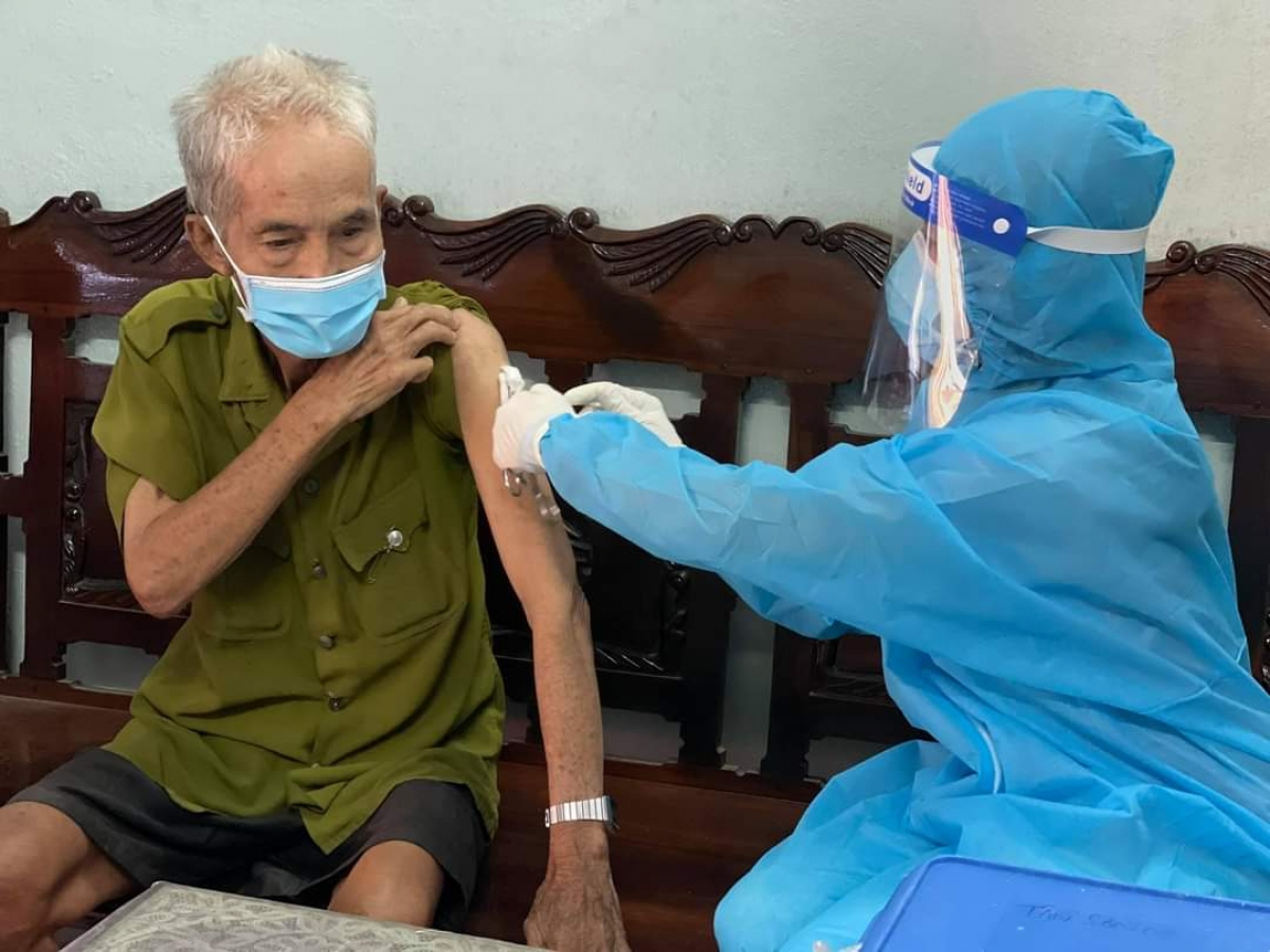 Tiêm vaccine tại nhà cho người lớn tuổi tại Quận Tân Phú – TTYT Quận Tân Phú, TP.HCM