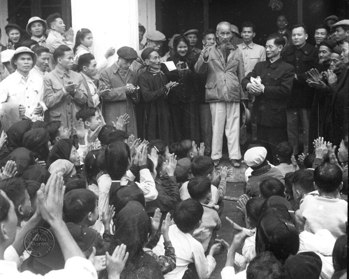 Chủ tịch Hồ Chí Minh thăm và chúc tết đồng bào xã Việt Hưng, huyện Gia Lâm, thành phố Hà Nội sáng Mùng 1 Tết, ngày 8/2/1958