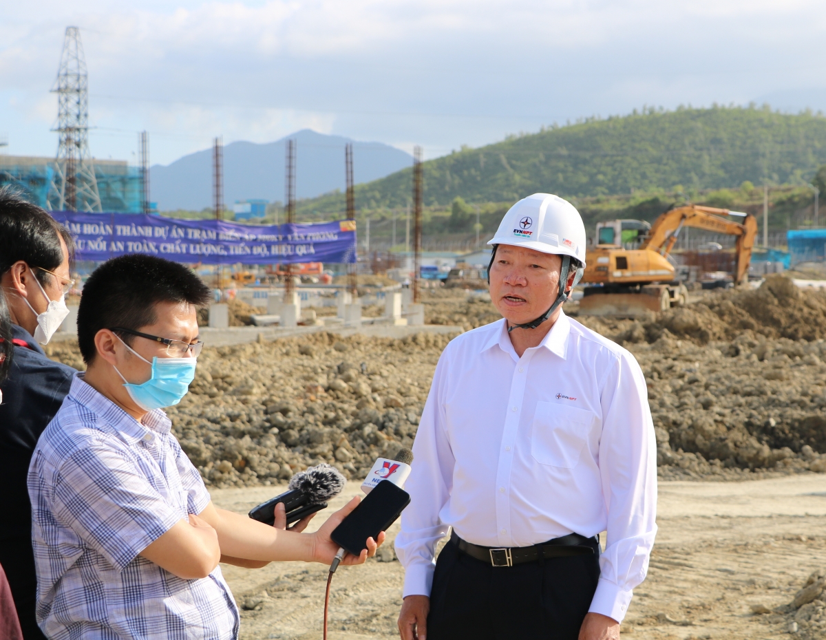 Ông Nguyễn Đức Tuyển - Giám đốc Ban Quản lý các công trình điện miền Trung (CPMB) trả lời báo chí