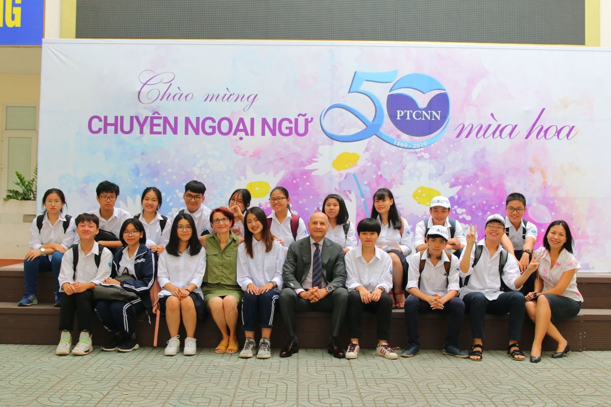Học sinh trường THPT chuyên ĐHNN ĐHQG Hà Nội 